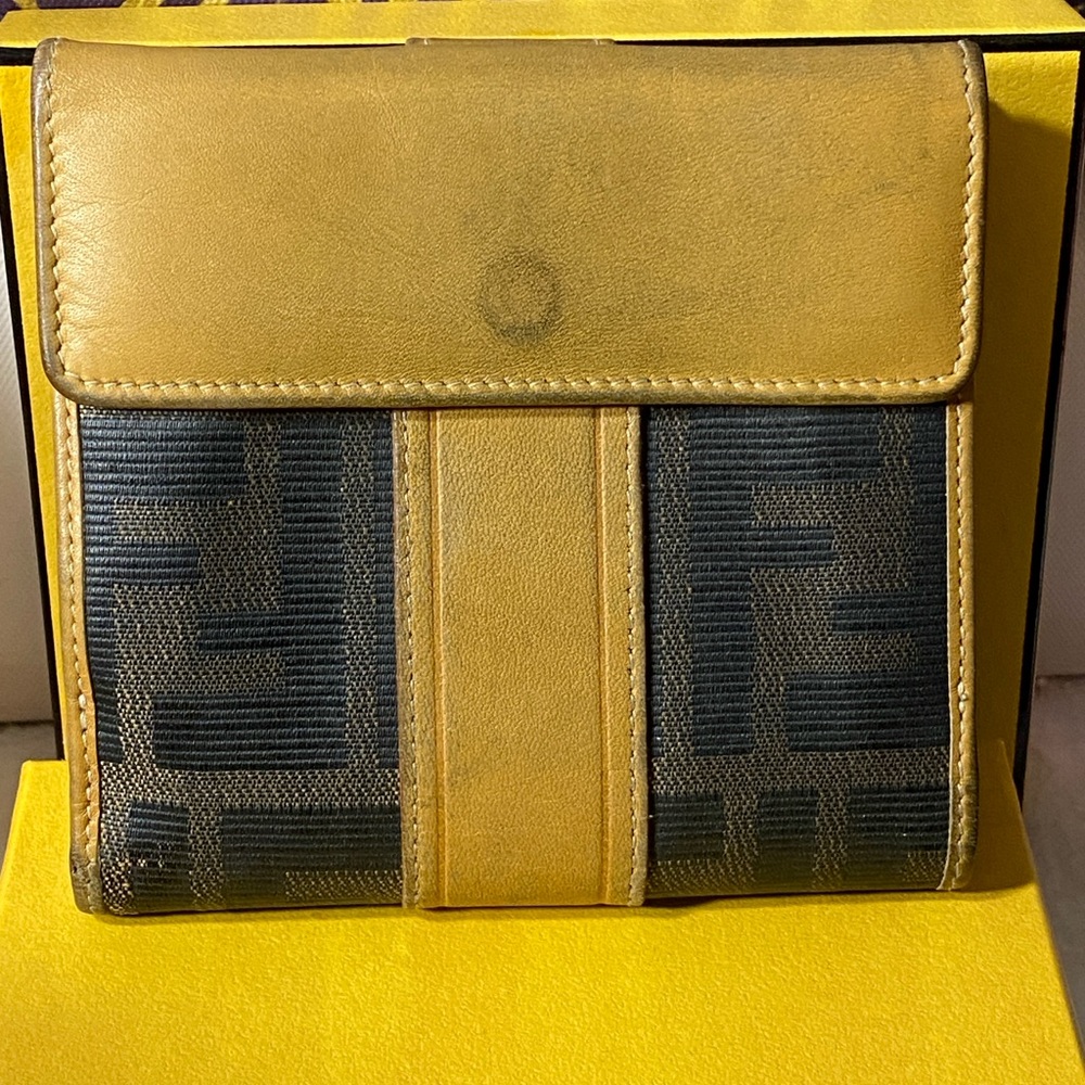 GUC Vintage Fendi Zucca Bifold Wallet w/Box and Dustbag - Picture 2 of 8